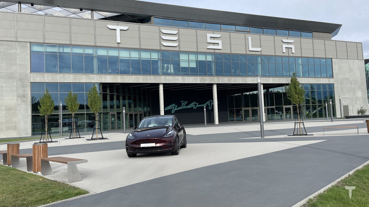 Tesla Model Y davanti alla Gigafactory di Berlino