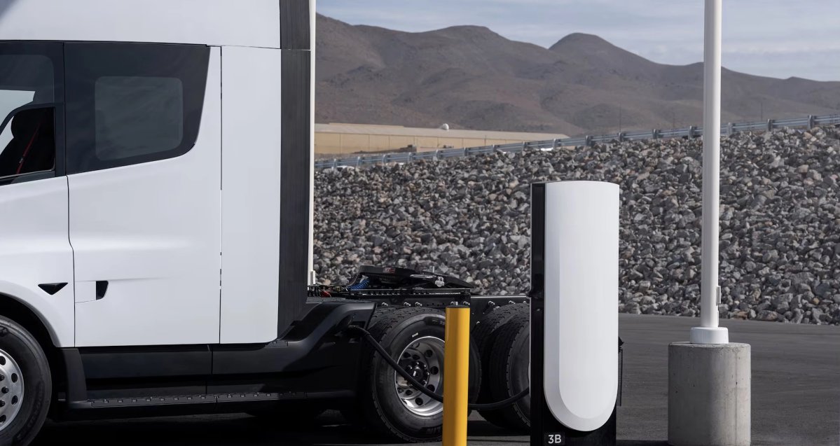 Tesla annuncia ufficialmente il Semi per l’Europa: 550 km di autonomia, Megacharger da 800 kW e consegne dal 2027 — screenshot 1