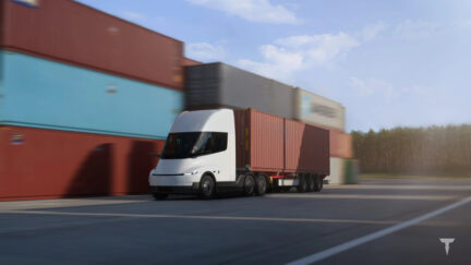 Il Tesla Semi europeo dal vivo: telecamere al posto degli specchietti, scaletta d'emergenza e adattatore CCS2