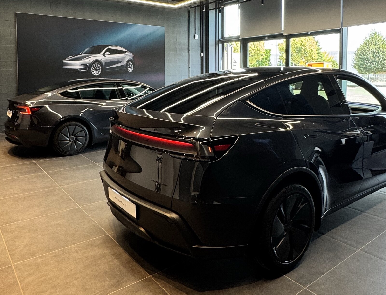 Tesla apre un nuovo Showroom a Bergamo: inaugurazione il 16 settembre con test drive, Cybertruck e Tesla Bot — screenshot 2