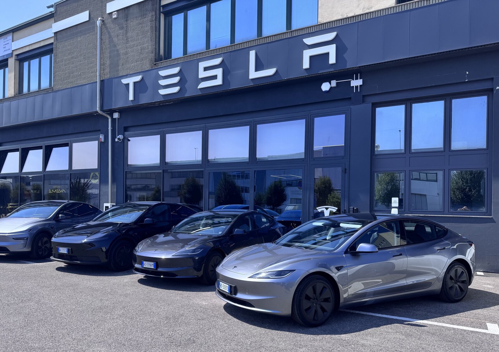 Tesla apre un nuovo Showroom a Bergamo: inaugurazione il 16 settembre con test drive, Cybertruck e Tesla Bot — screenshot 1