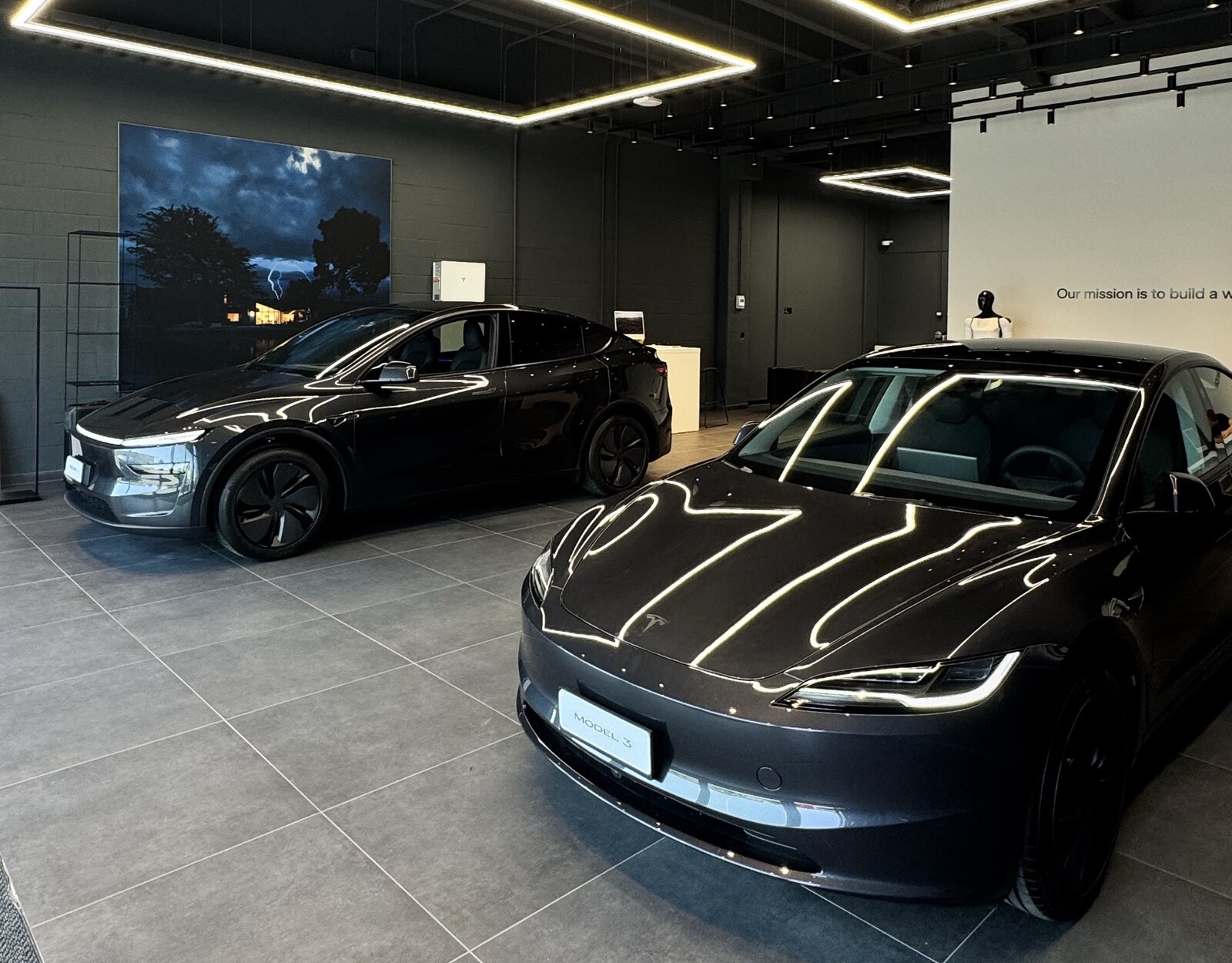 Tesla apre un nuovo Showroom a Bergamo: inaugurazione il 16 settembre con test drive, Cybertruck e Tesla Bot — screenshot 1