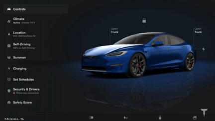 La nuova app Tesla per iPad con il menu laterale e la visualizzazione di una Model S blu
