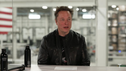 6.493 azionisti Tesla scrivono al board: accelerare la fusione con SpaceX, in gioco 17,5 milioni di azioni