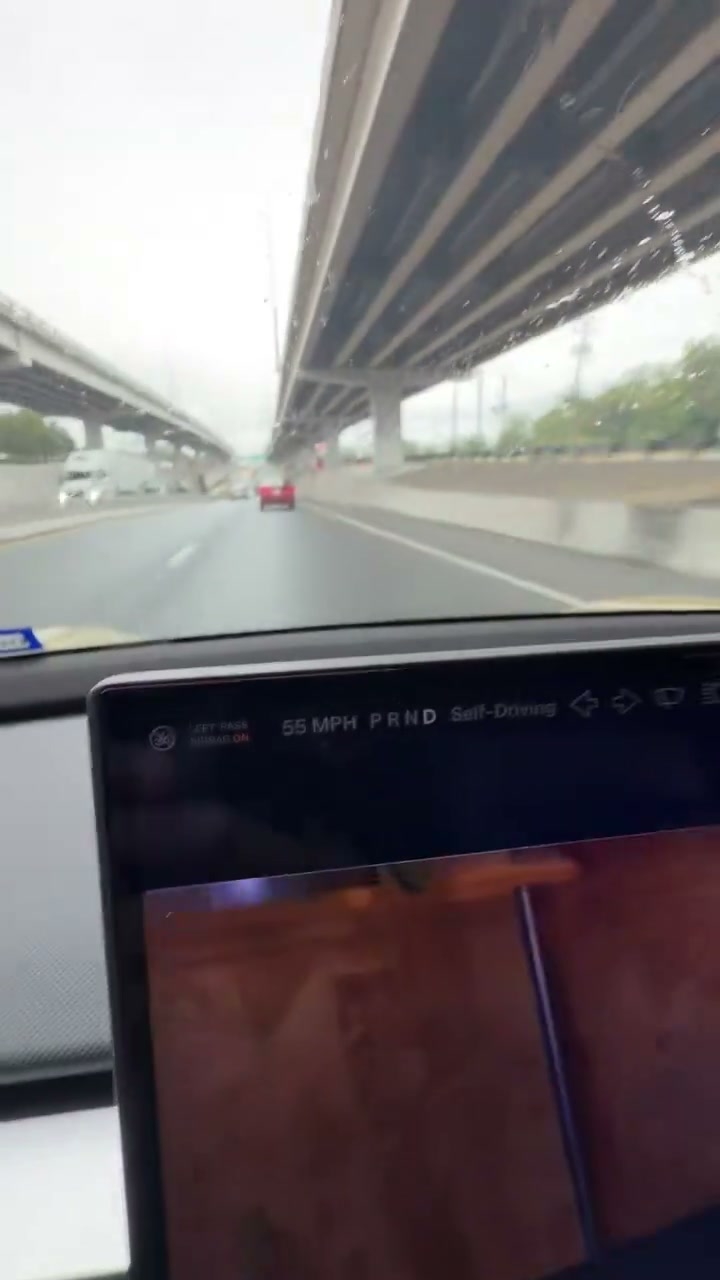 Tesla Cybercab, prime corse in autostrada ad Austin: a 88 km/h sotto la pioggia, e la flotta sale a 1.080 veicoli — screenshot 1