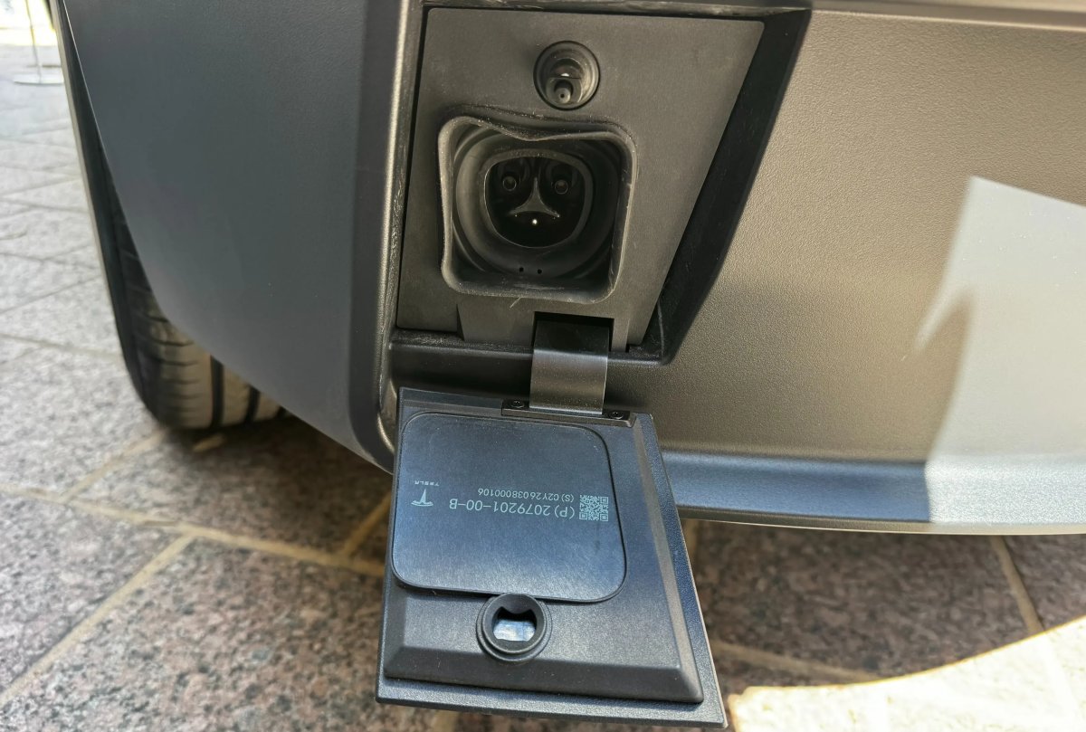 Tesla, sarà Optimus a mettere in carica i Robotaxi: il robot farà da ponte in attesa della ricarica wireless — screenshot 1
