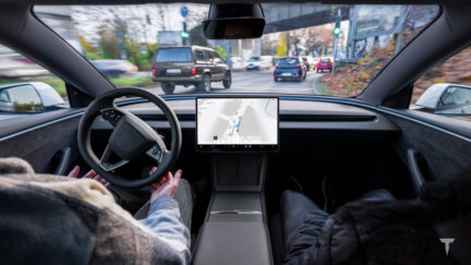 L'FSD cambia nome in Europa: ora si chiama Tesla Assisted Driving, e nell'app italiana compare già da 49 € al mese