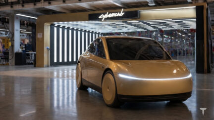Tesla Cybercab, la linea di produzione è così veloce che non lavora tutti i giorni: supera i Robotaxi da mettere in strada