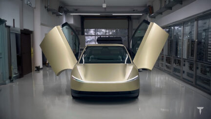 Tesla Cybercab, nuova Live Activity su iPhone ed Apple Watch: e di notte c'è una sorpresa