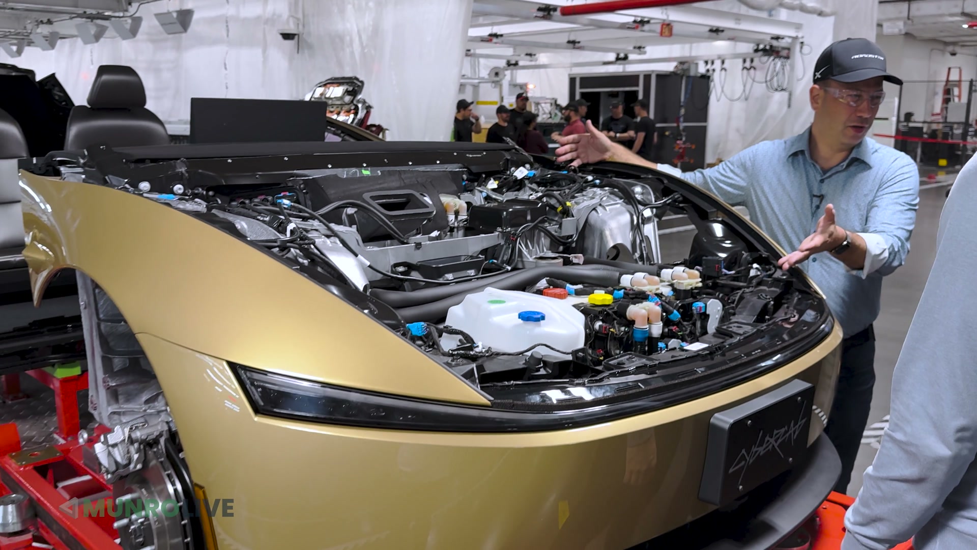 Tesla Cybercab, niente verniciatura: il colore nasce direttamente nello stampo dei pannelli — screenshot 1