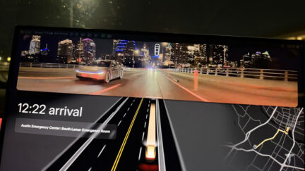 Tesla Cybercab, i passeggeri ora possono vedere la telecamera posteriore durante la corsa: e la vista l'ha ottimizzata Grok