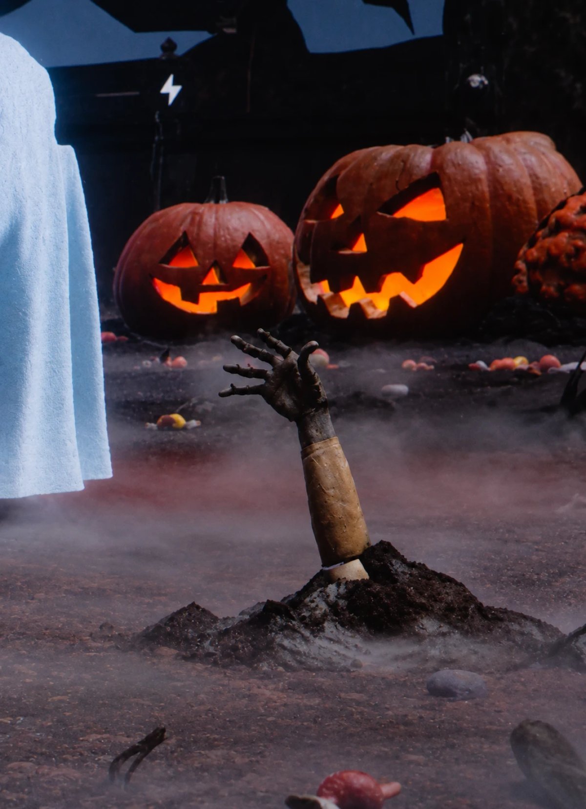 Tesla annuncia la Modalità Halloween: cimitero spettrale, zombie e zucche in arrivo sullo schermo — screenshot 1