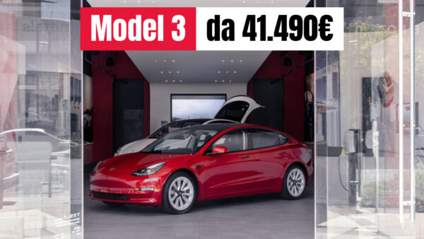 Tesla Model 3 rossa in uno store Tesla