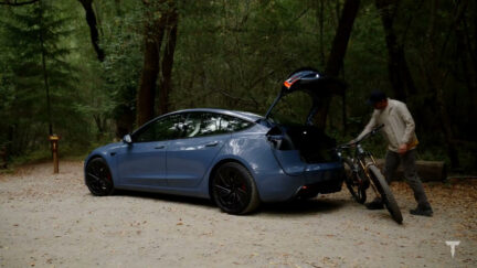 Tesla Powershare arriva su ogni nuova Tesla: l'auto ora alimenta attrezzi e gadget (ma non in Italia)