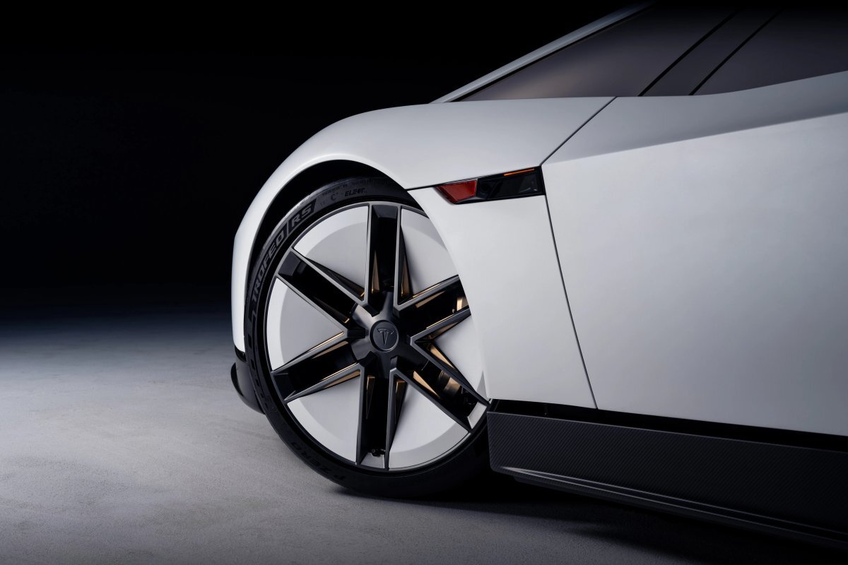 Tesla Roadster, tutte le specifiche: batteria da 150 kWh, ricarica in 10 minuti, quattro versioni e propulsori — screenshot 2