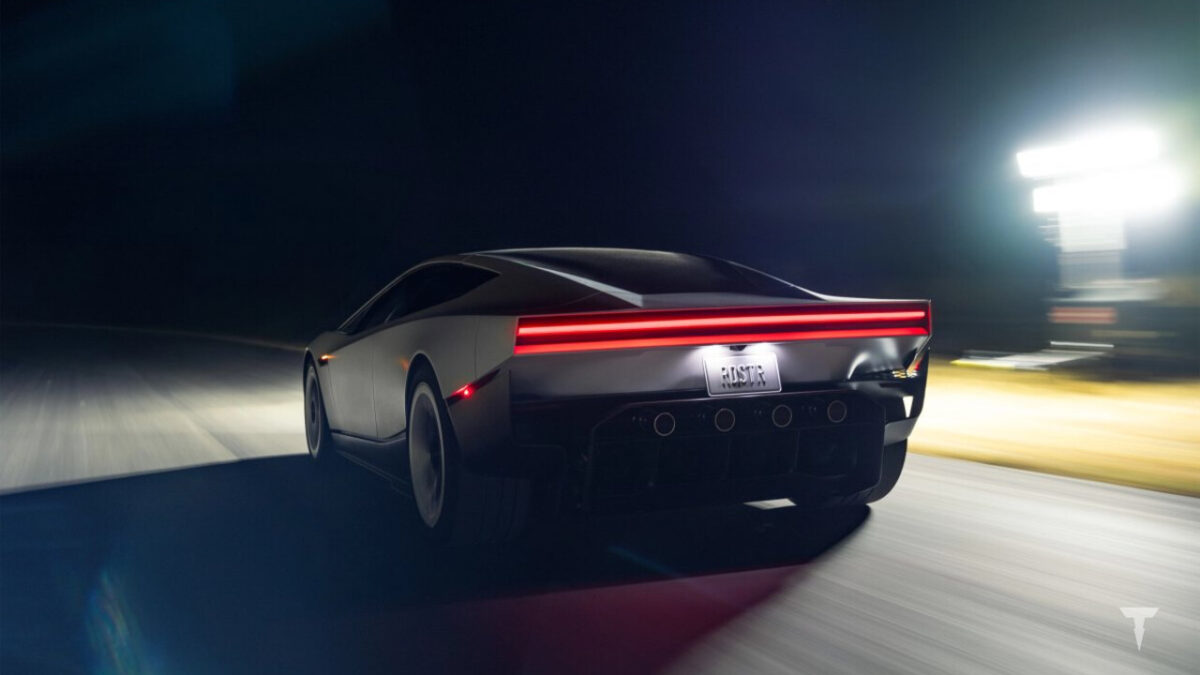 Nuova Tesla Roadster in pista di notte