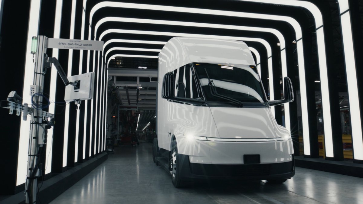 Il Tesla Semi vince il premio tecnologia di Top Gear: «È la versione di Tesla che vogliamo vedere» — screenshot 1