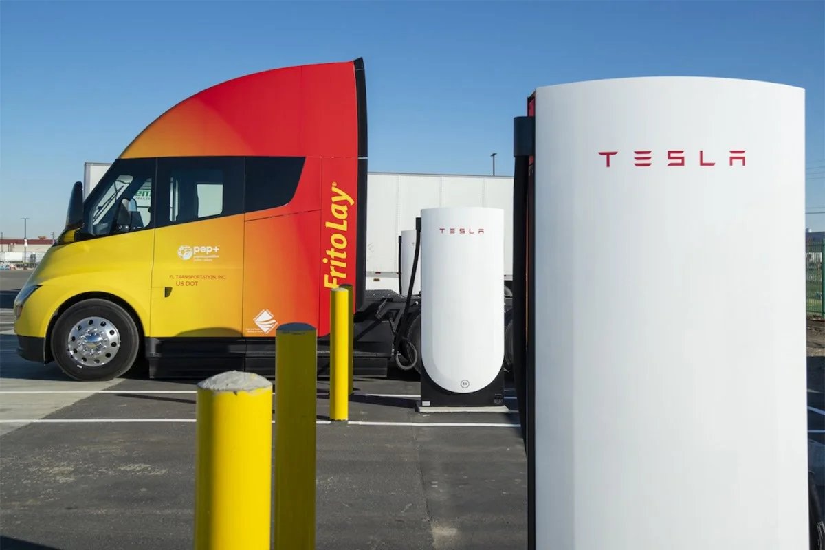 Un Tesla Semi prende fuoco in autostrada senza incidenti: I-880 chiusa per 10 ore in California (VIDEO) — screenshot 1