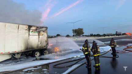 Un Tesla Semi prende fuoco in autostrada senza incidenti: I-880 chiusa per 10 ore in California (VIDEO)