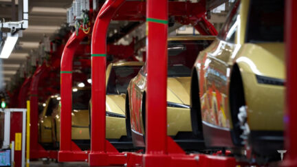 Cybercab Tesla sulla linea di produzione